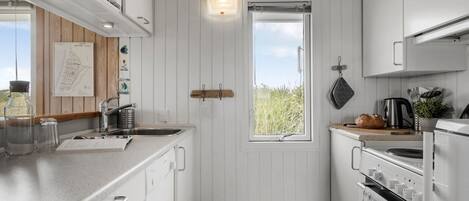 Køleskab, kogeplade, opvaskemaskine, kaffe-/temaskine