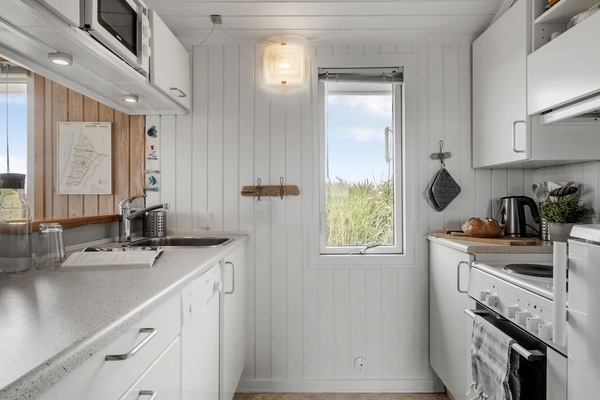 KylskÄp, spishÀll, diskmaskin och kaffe- och tebryggare