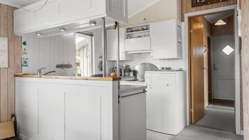 Refrigerador, parrilla de estufa, lavavajillas y cafetera y tetera