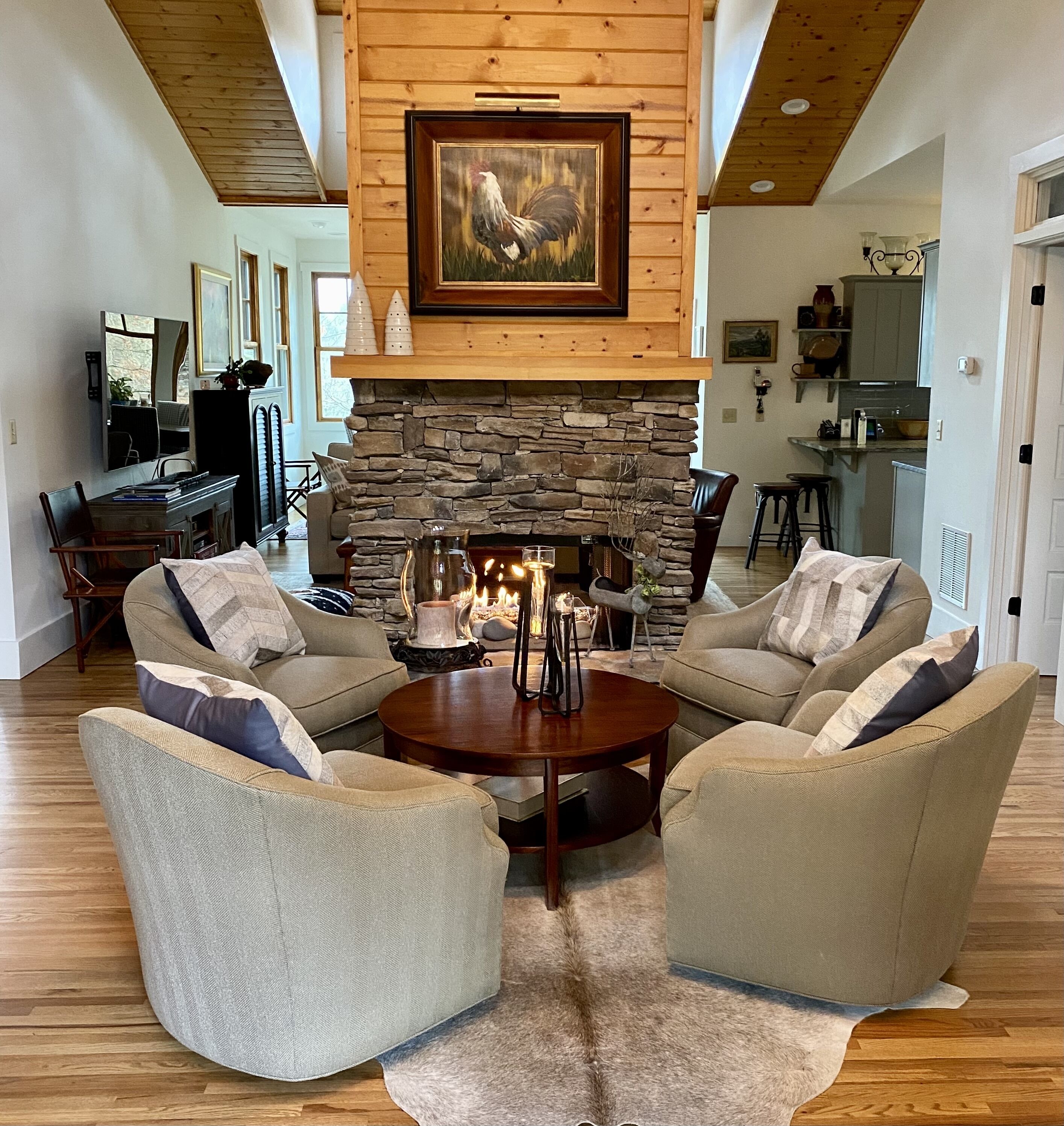 This Trillium Cottage! Beautifully decorated in a golf & lake club community. 