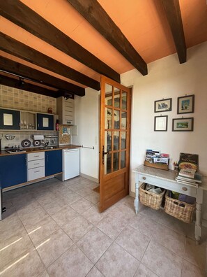 Réfrigérateur, cafetière/bouilloire, grille-pain