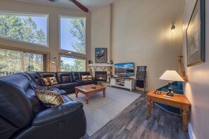 Fernseher, Kamin, Arbeitsbereiche