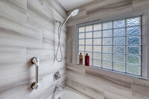 Dusche, Haartrockner, Handtücher