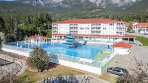 Ein Hotel mit Swimmingpool, Wasserrutsche und Bergblick.