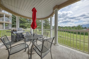 Outdoor dining - Mountain Burrow 2 bedroom suite, sleeps 8: Unit 2005A&B (Fairmont Hot Springs)