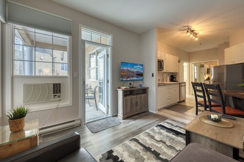 Mountain Burrow 2 bedroom suite, sleeps 8: Unit 2005A&B