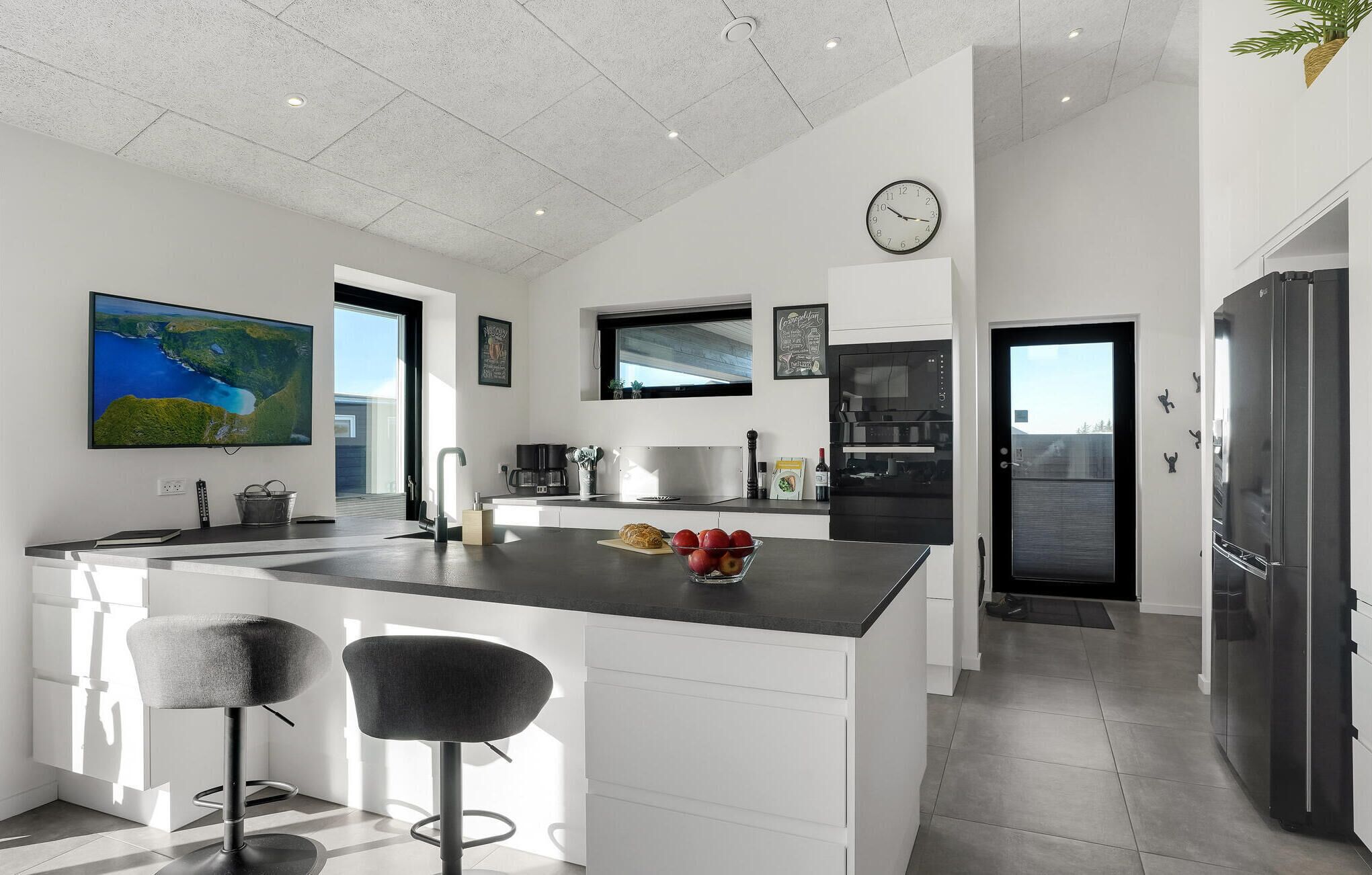 ثلاجة، فرن، غسالة أطباق، ماكينة لصنع القهوة/الشاي