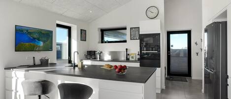 Kjøleskap, ovn, oppvaskmaskin og kaffetrakter/tekoker