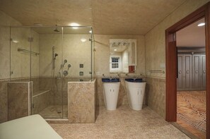 Dusche, Whirlpool, Haartrockner, Bidet