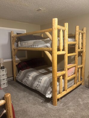 2 bedrooms, travel cot, free WiFi, bed sheets
