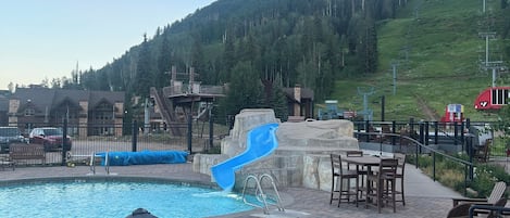 Utomhuspool och uppvärmd pool