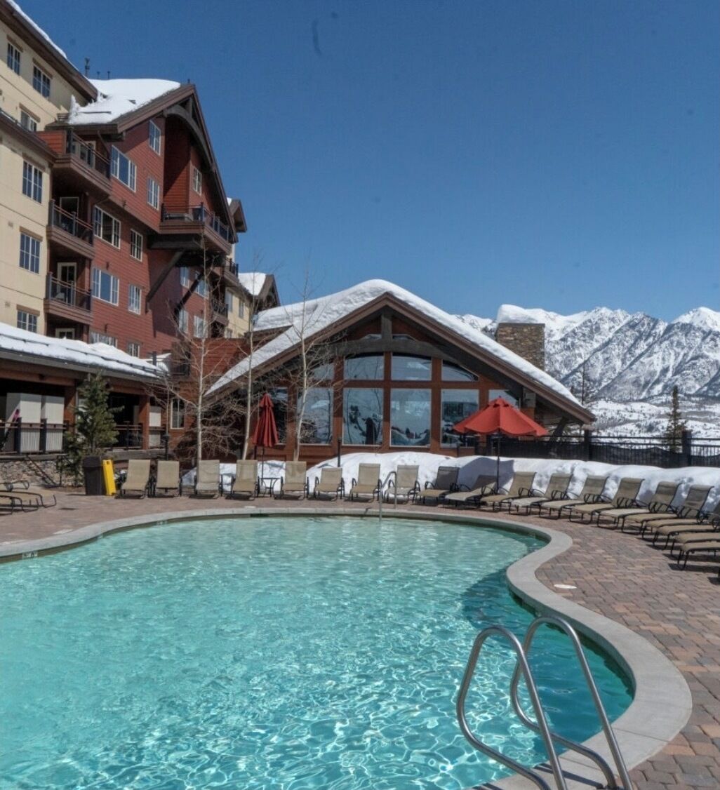 Alberca al aire libre y alberca climatizada