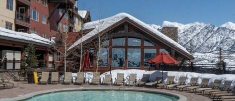 Alberca al aire libre y alberca climatizada