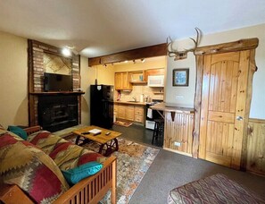 TV, fireplace