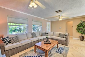 TV, DVD player, books, stereo - Pool, Dock & Kayaks: Waterfront Palmetto Home (Palmetto)