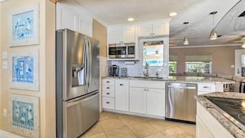 Coffee/tea maker, fridge, microwave, stovetop
