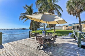 Outdoor dining - Pool, Dock & Kayaks: Waterfront Palmetto Home (Palmetto)