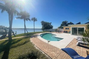 A heated pool - Pool, Dock & Kayaks: Waterfront Palmetto Home (Palmetto)