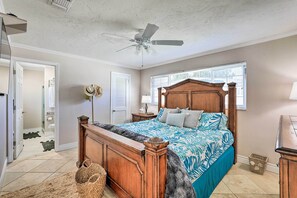 3 bedrooms, desk, iron/ironing board, travel crib - Pool, Dock & Kayaks: Waterfront Palmetto Home (Palmetto)