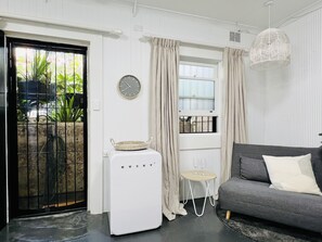 Smart TV, books, streaming services - Live like a local in the heart of Surry Hills (Surry Hills)