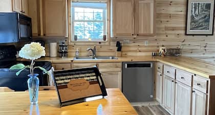 Riverfront Cabin : The Cozy Brown Trout Lodge