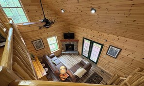 Smart TV, chimenea y libros