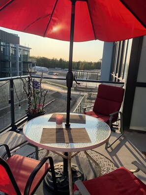 Outdoor dining - Friday Harbour Resort 2 Bedroom Condo Lake Simcoe (Innisfil)