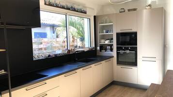 Refrigerador, lavavajillas y utensilios de cocina