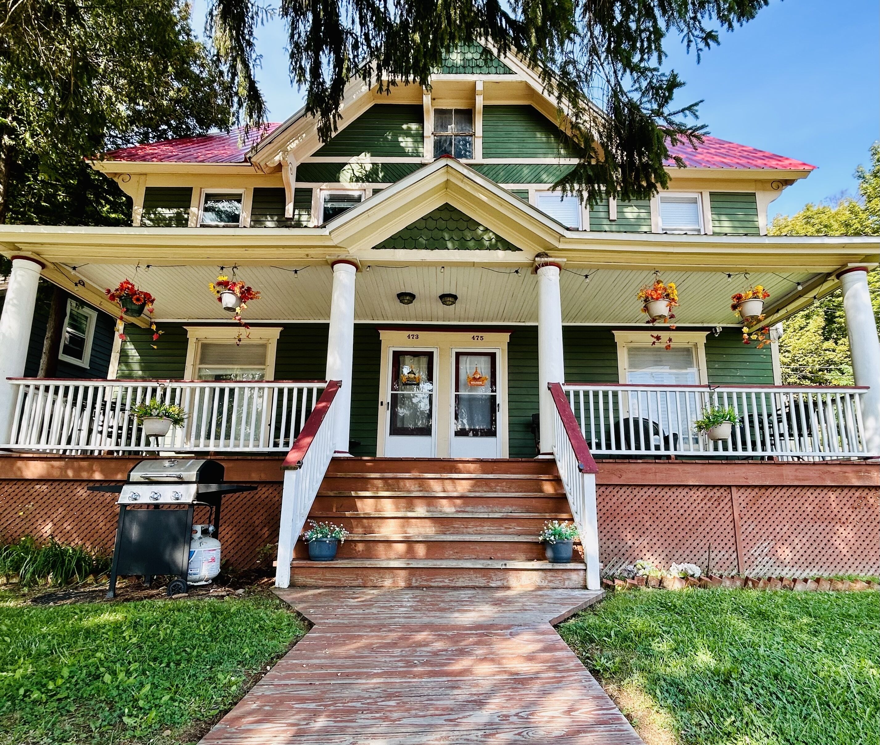 Main Street Retreat. No cleaning Fee!