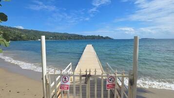 En la playa, playa de arena blanca y 3 bares en la playa