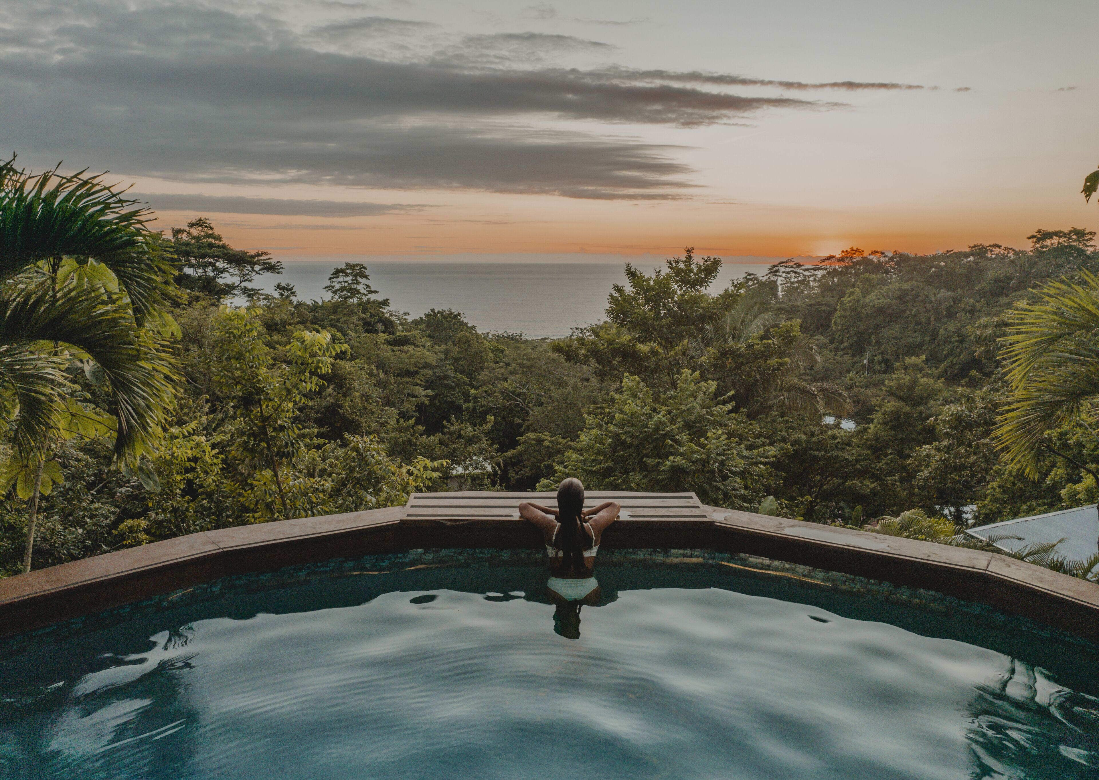 Una piscina al aire libre, sillones reclinables de piscina