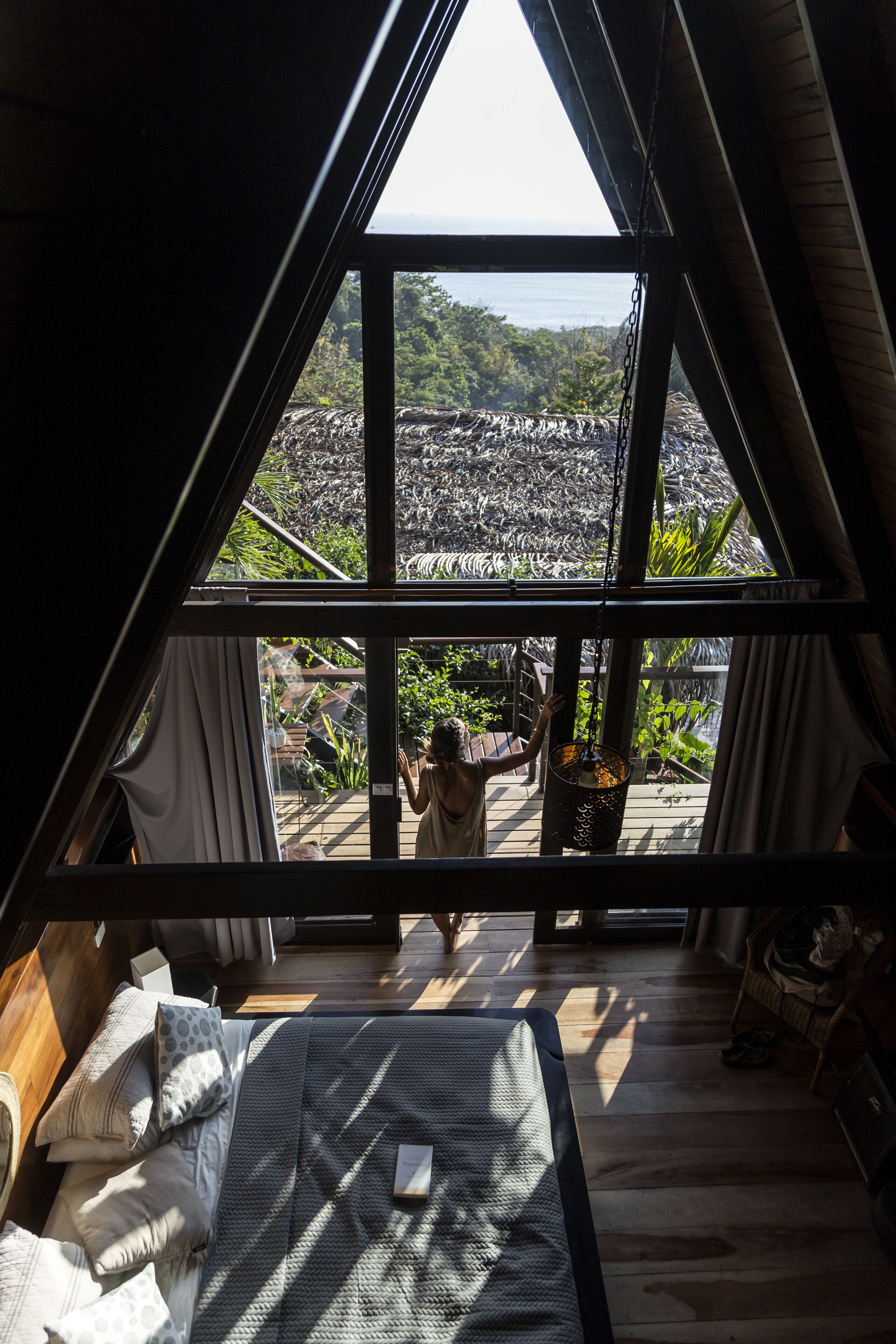 Una habitación con un ventanal grande que da a un paisaje exuberante.