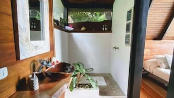 Bungalow Bohemia Maya | Bathroom | Shower, rainfall showerhead, free toiletries, hair dryer