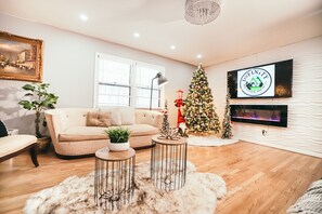 House, 4 Bedrooms, Non Smoking, Mountain View | Ruang tamu | 55 inci sebuah televisyen pintar dengan satelit, TV, pendiangan