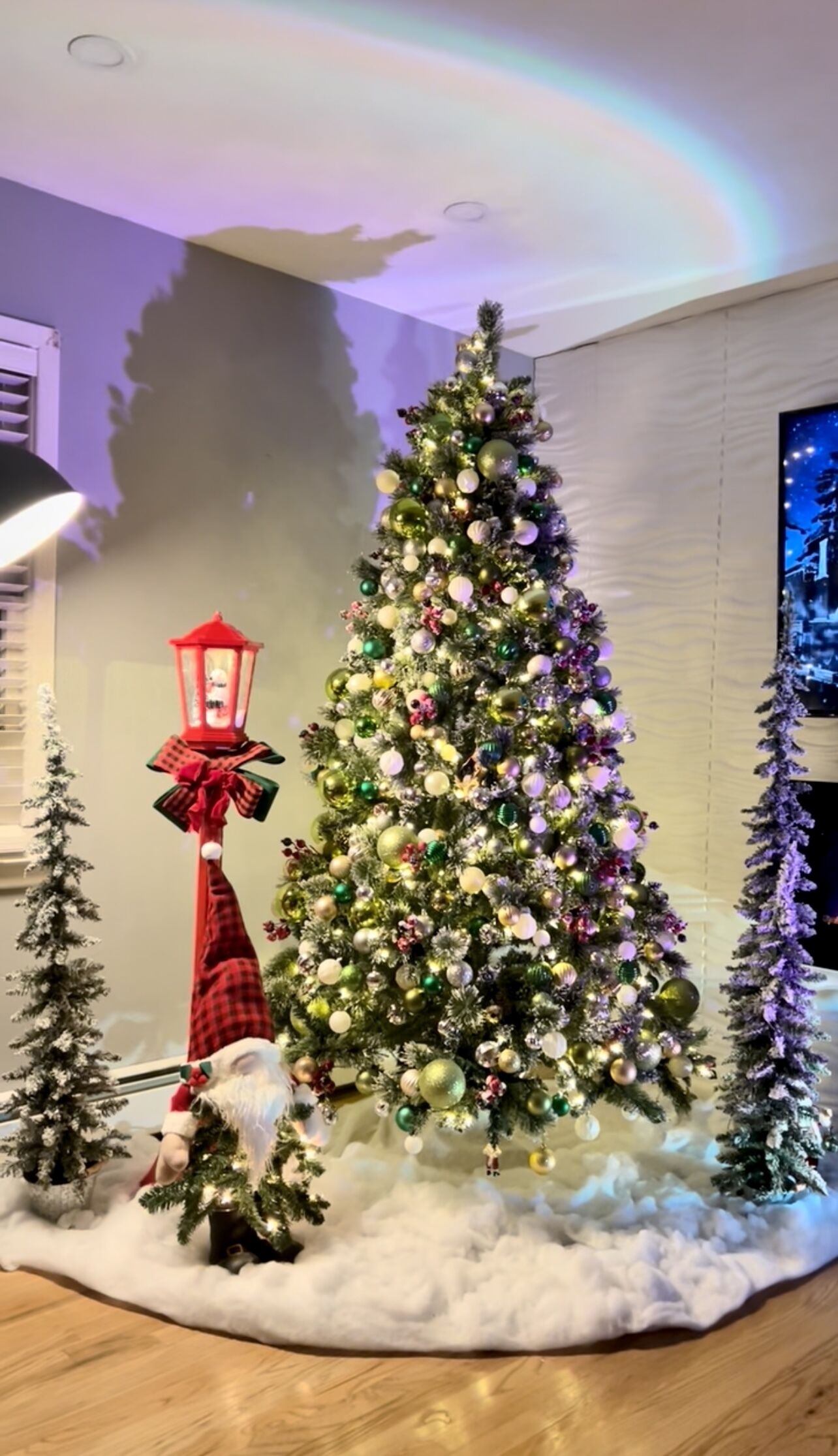 House, 4 Bedrooms, Non Smoking, Mountain View | Living area | 55-inch Smart TV with satellite channels, TV, fireplace