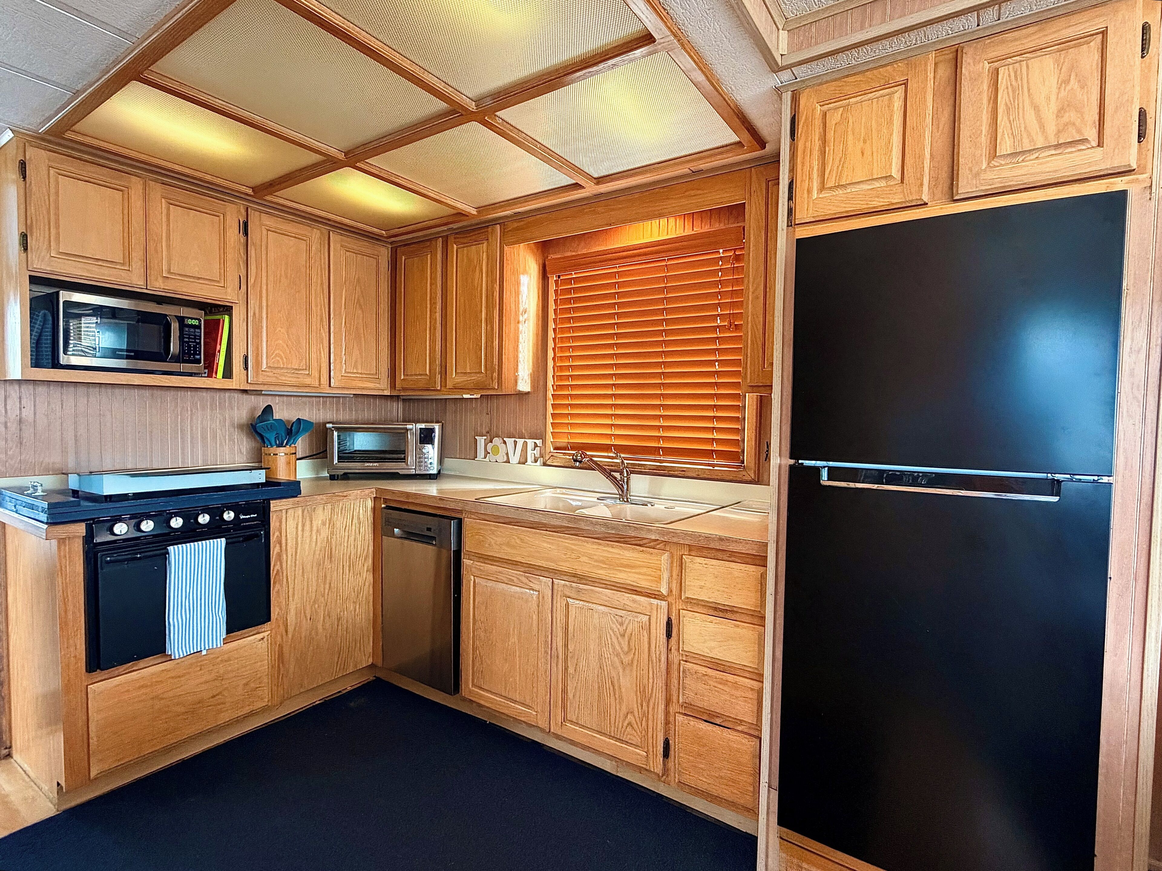 Coffee/tea maker, fridge, microwave, oven