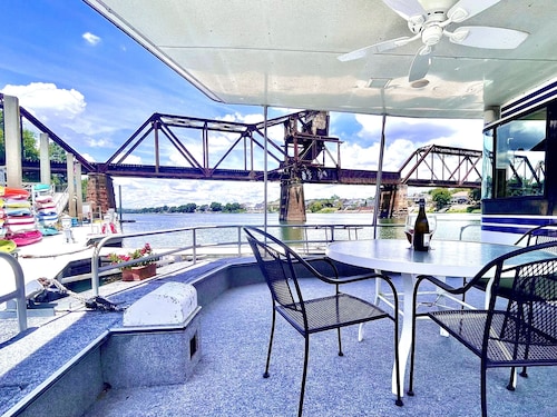 Downtown Retreat Aboard Savannah Rae