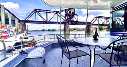 Downtown Retreat Aboard Savannah Rae
