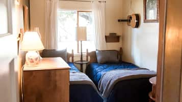 4 bedrooms, desk, WiFi, bed sheets