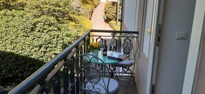 Outdoor dining - Gardenia apartment in Oggebbio with lake view (Oggebbio)