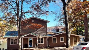 Une cabane dotée d’une porte principale, de deux portes plus petites et d’un porche couvert.