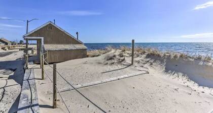 Cozy Mid-Cape Studio Steps to the Beach & Pool