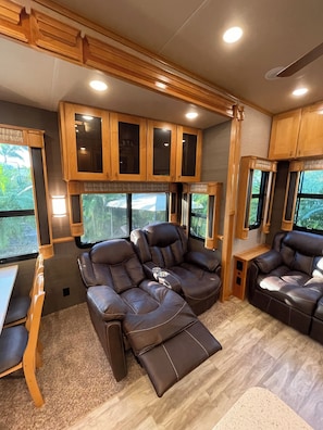 Smart TV, fireplace, DVD player, table tennis - Charming, Peaceful Holiday Retreat (Fort Myers)