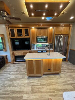 ثلاجة، ميكروويف، فرن، موقد طهي مسطح