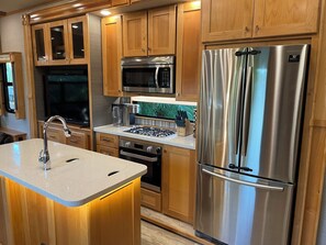 Geladeira, micro-ondas, fogão, cooktop