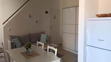 Departamento (Two Bedroom Apartment) | Sala de estar | Televisión de 25 pulgadas con canales vía satélite