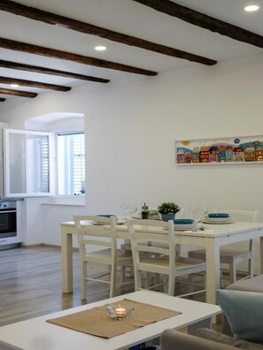 Apartemen (Two Bedroom Apartment) | Ruang makan