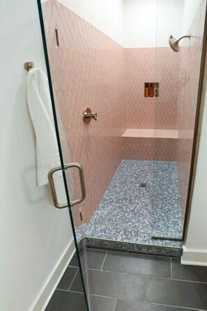 Dusche, Haartrockner, Handtücher, Seife