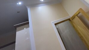 Eine moderne Decke mit Einbuchtungslichtern und einer zentralen, beleuchteten Platte.