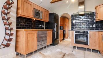 Cottage | Private kitchen | Dishwasher, cookware/dishes/utensils